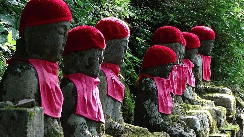 Statues de Jizo alignées