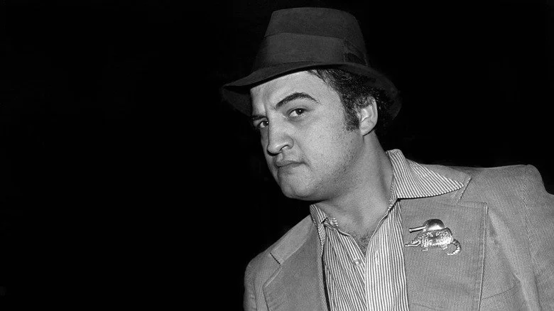 John Belushi portant un chapeau porkpie