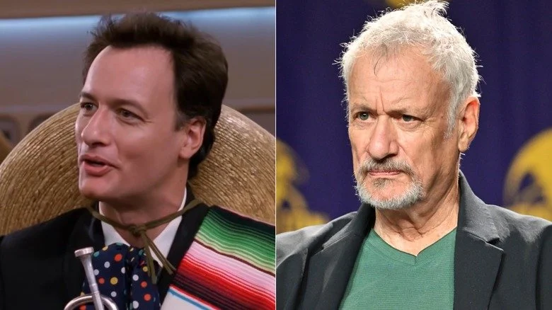 Q avec un sombrero et John de Lancie portant une chemise verte et un blazer, regardant droit devant lui