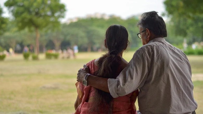Couple âgé dans un parc