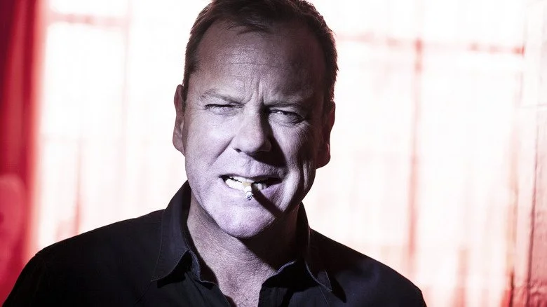 Kiefer Sutherland posant avec une cigarette à la bouche en 2012