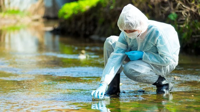 Eau polluée, personne en costume