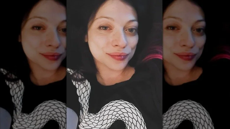 Michelle Trachtenberg faisant un clin d'œil sur Instagram