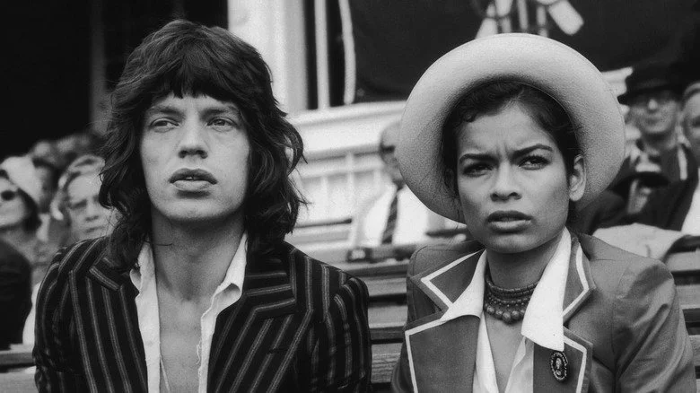 Mick Jagger et Bianca Jagger assis dans les gradins