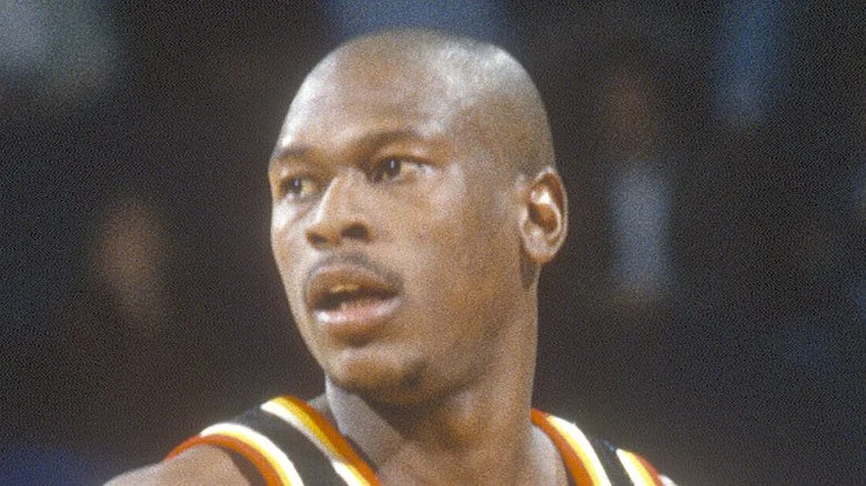 Daron 'Mookie' Blaylock en train de jouer au basket