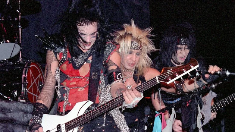 Nikki Sixx, Vince Neil et Mick Mars headbanging sur scène