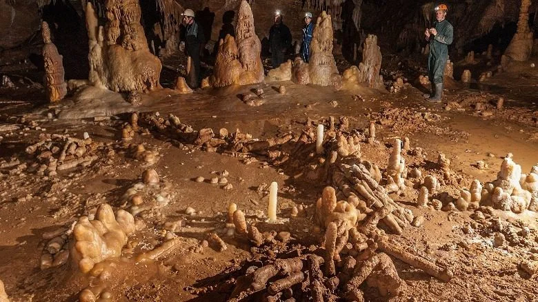 Cercle de pierres néandertalien dans la grotte de Bruniquel