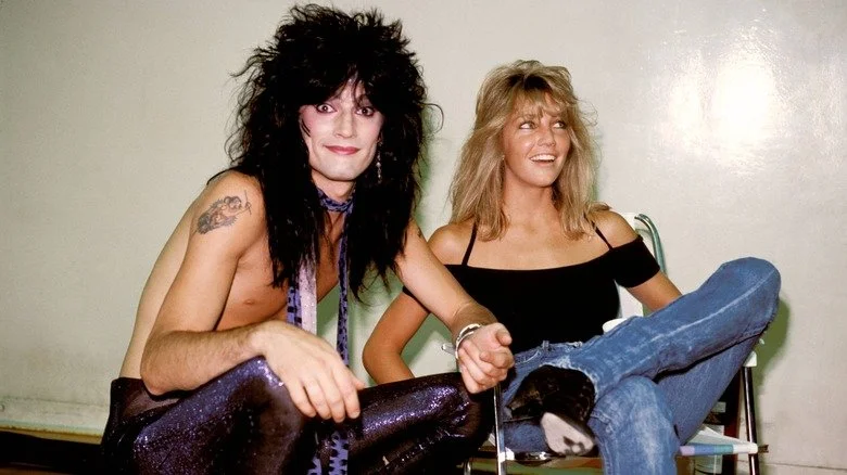 Tommy Lee sans chemise assis avec Heather Locklear