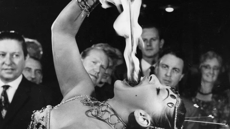 Femme mangeant du feu