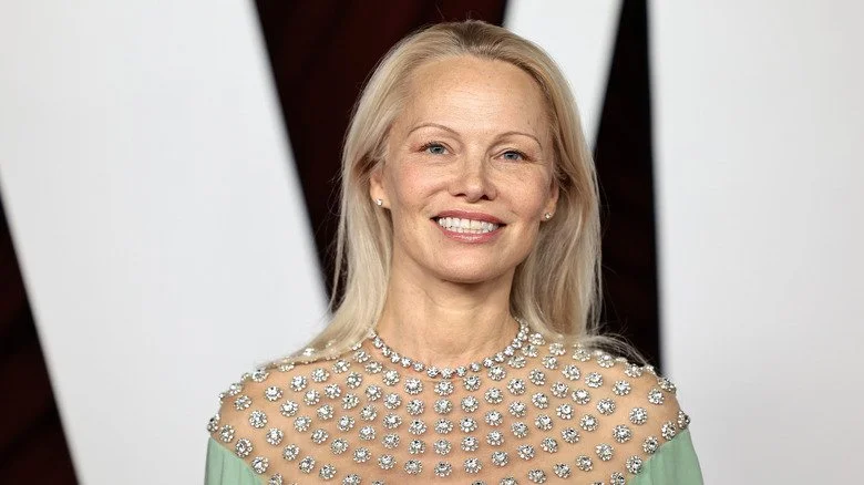 Pamela Anderson dans une robe ornée de diamants