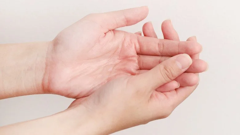 mains se tenant l'une l'autre