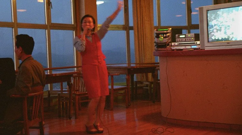 Une femme chantant au karaoke à Pyongyang