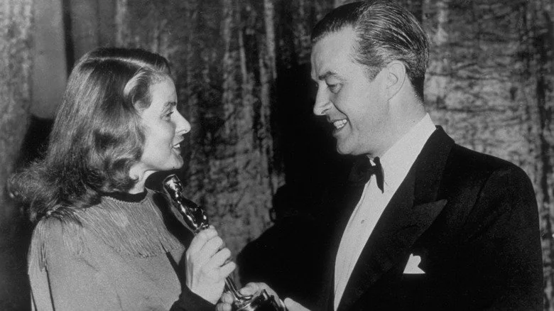 Ingrid Bergman tenant la statuette Oscar