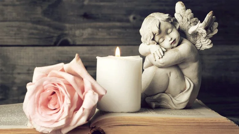 Bougie et fleur en hommage à Cherrie Mahan