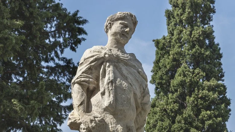 Statue de Pompée le Grand, un homme d'État romain près de l'entrée du château de Duino