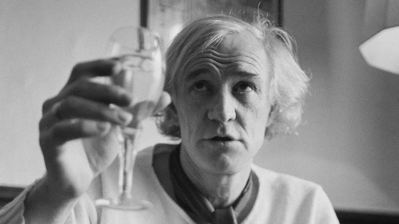 Richard Harris faisant un toast