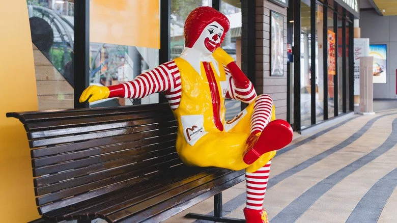 Ronald McDonald sur un banc