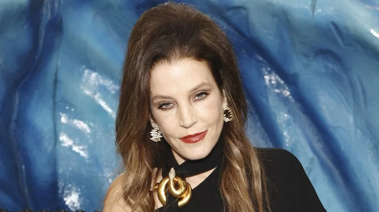 Lisa Marie Presley en robe noire sur fond bleu
