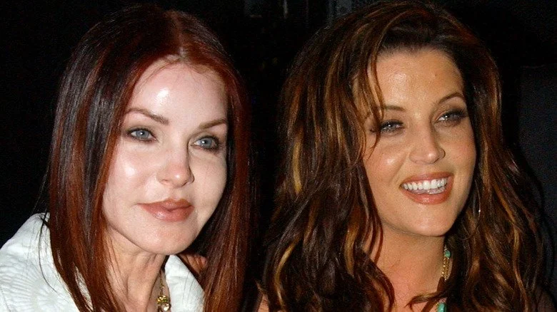 Priscilla et Lisa Marie Presley souriant à un événement