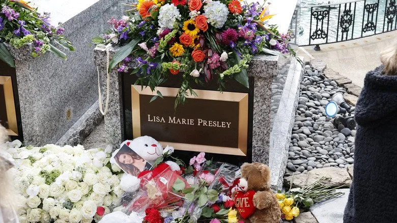 Fleurs sur la tombe de Lisa Marie Presley