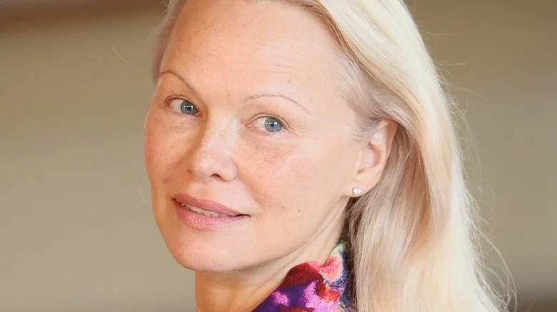 Pamela Anderson avec une robe à fleurs