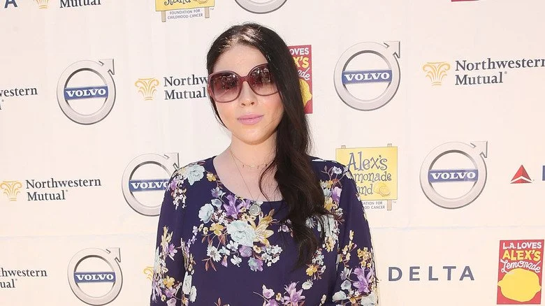 Michelle Trachtenberg avec des lunettes de soleil et un imprimé floral