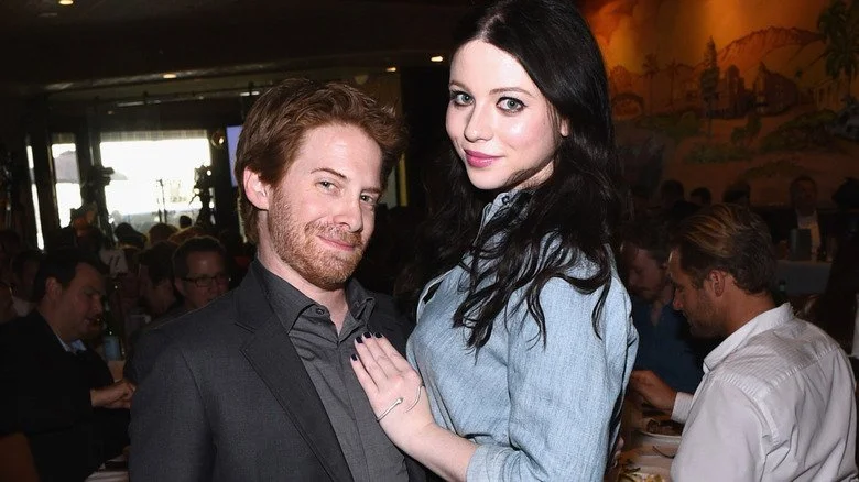 Michelle Trachtenberg souriante face à Seth Green
