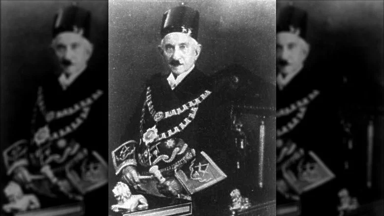 Temulji Bhicaji Nariman en robes de franc-maçon