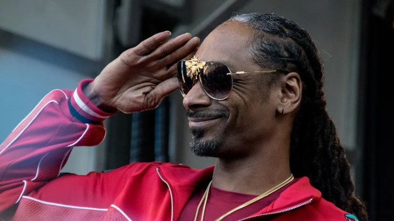 Snoop Dogg saluant