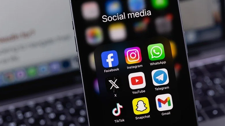 Smartphone avec des applications de réseaux sociaux
