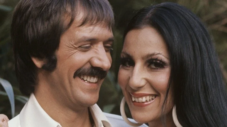 Cher et Sonny Bono souriant