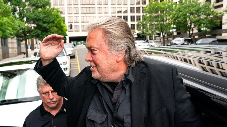 Steve Bannon sortant d'une voiture