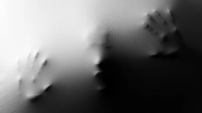 Visage pressé sur un tissu