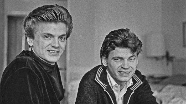 Don et Phil Everly souriant