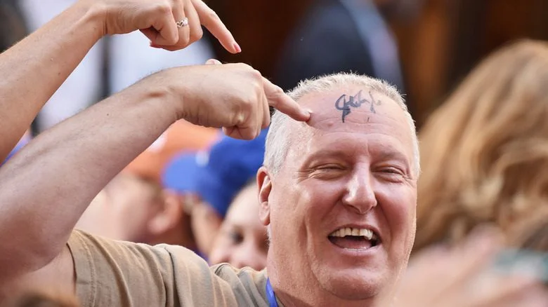 Un fan d'Aerosmith montre sa fierté