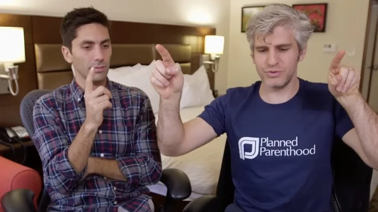 Nev Schulman et Max Joseph en visioconférence sur Catfish dans une chambre d'hôtel