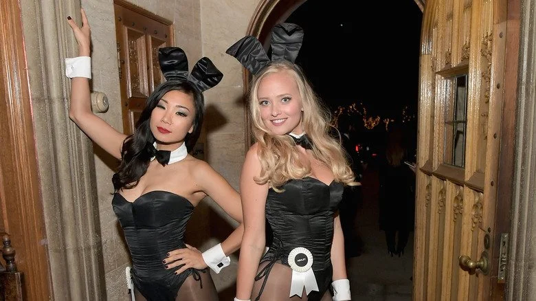 Playmates posant dans le Playboy Mansion