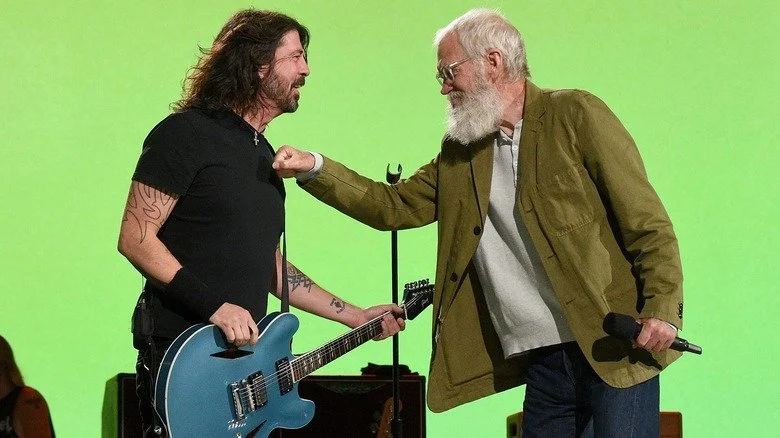 Dave Grohl et David Letterman discutant