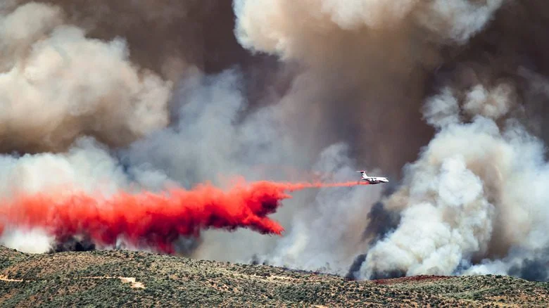 Avion déversant du slurry