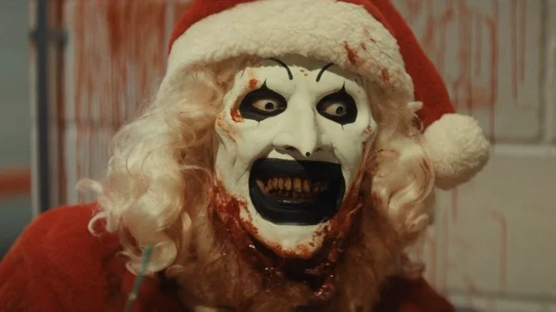 Art le Clown en costume de Père Noël dans Terrifier 3