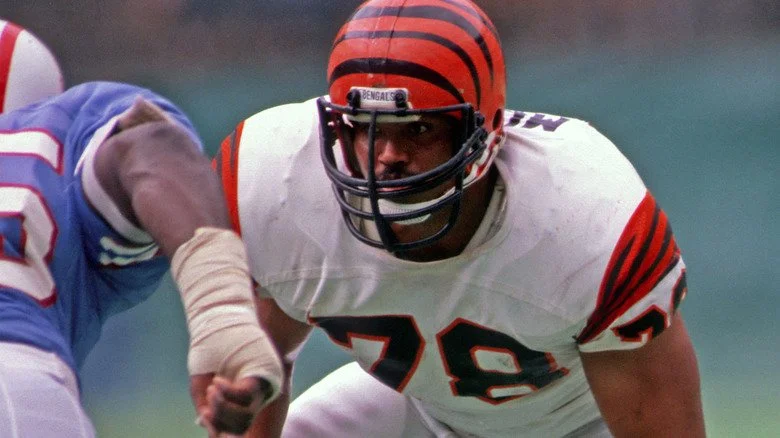 Anthony Munoz préparant à bloquer