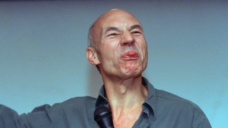Patrick Stewart tirant la langue