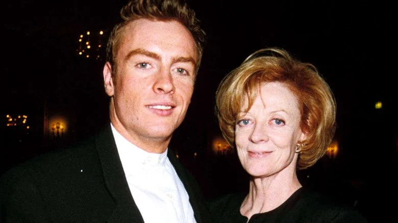 Toby Stephens et Maggie Smith souriant et posant pour une photo