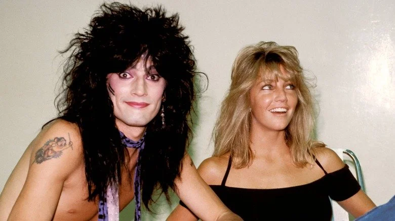 Tommy Lee souriant devant Heather Locklear