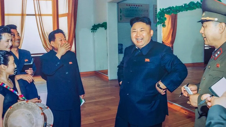 Kim Jong-un riant dans une école