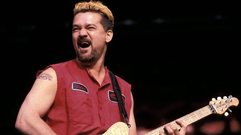 Eddie Van Halen souriant en rougissant sur scène