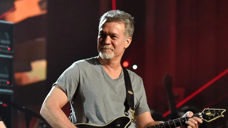 Eddie Van Halen jouant de la guitare sur scène