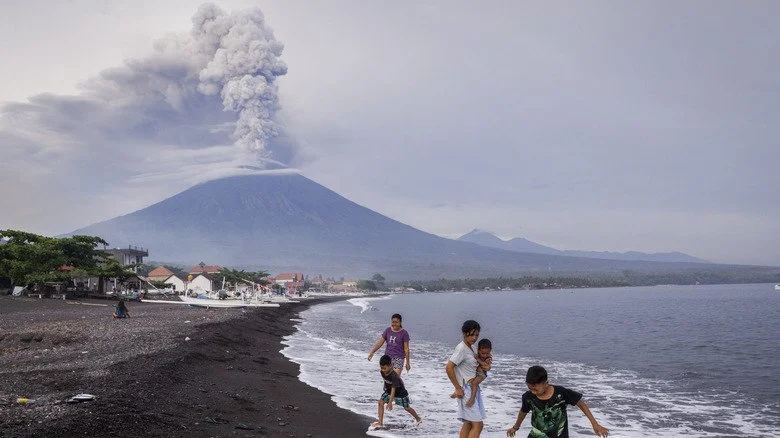 plage de cendres volcaniques