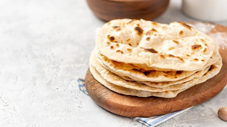Roti Chapati Flatbread sur une assiette en bois