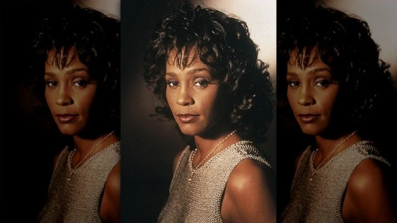 Whitney Houston posant